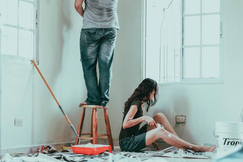 couple-painting-their-living-room-800.jpg